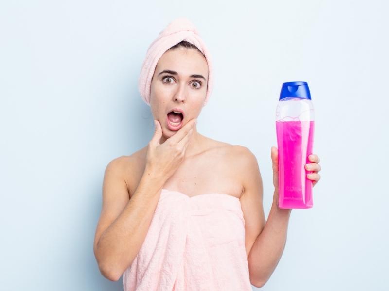 Você sabe por que o shampoo de adulto não é igual ao das crianças, que não arde os olhos?